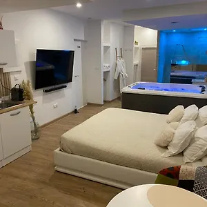 https://superbe-suite-avec-patio-et-sauna.fr-provencehotel.com